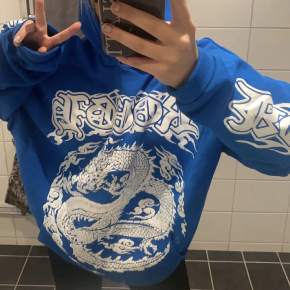 Säljer denna overaized hoodie då den tyvärr bara kommit till användning 1 gång❤️‍🔥. Hoodies.