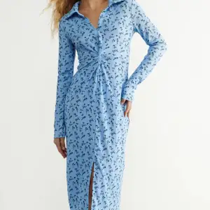 Blå oanvänd långklänning med slits från Gina tricot, slutsåld, storlek xs men passar även S. Perfekt till sommarn!! 150+frakt