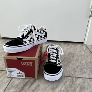 Checkered vans (nya)  - Rutiga Old Skool Vans.  Perfekta nu till vår och sommar  Nypris vid köp: 799kr   Levereras i originalkartong !!!  