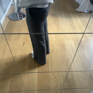 low waist kostymbyxor - Säljer dessa riktigt fina kostymbyxorna då dem tyvärr är lite små i midjan. Annars sitter dem jättefint!! Jag är 165 och dem är precis lagom i längden💗💗 Byxorna är i nyskick men är ett par år så dem går inte att få tag på! 