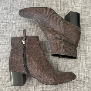 Uterque stövletter klackar strl 38 - Jättefint skick i glittrigt material. Lätta att gå i, strl 38