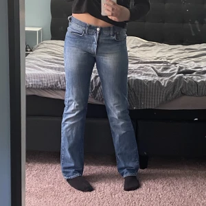 J.Lindeberg - As snygga lowaisted bootcut jeans från J.lindeberg. Snygga detaljer på bakfickorna. 