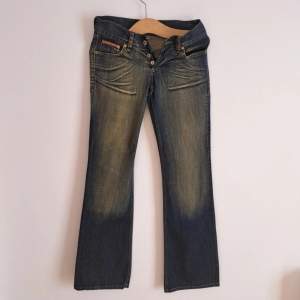 Replay jeans i storlek 27 med lappen kvar alltså helt nya och endast provade. Inte super utsvängda en mellan bootcut typ och lågmidjade med långa ben, inte skinny 