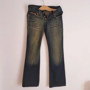 Replay jenas - Replay jeans i storlek 27 med lappen kvar alltså helt nya och endast provade. Inte super utsvängda en mellan bootcut typ och lågmidjade med långa ben, inte skinny 
