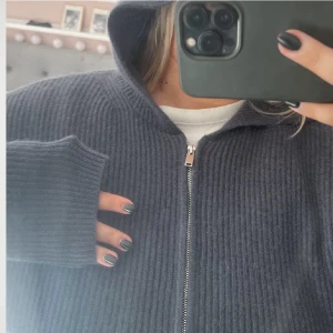 Kashmir tröja - Superfin kashmirmix tröja från Hm som inte säljs längre ! Den skönaste tröjan jag har och så fin till massa. Storleken är L men liten i storlek skulle säga att den passar mer som en M ❤️❤️❤️