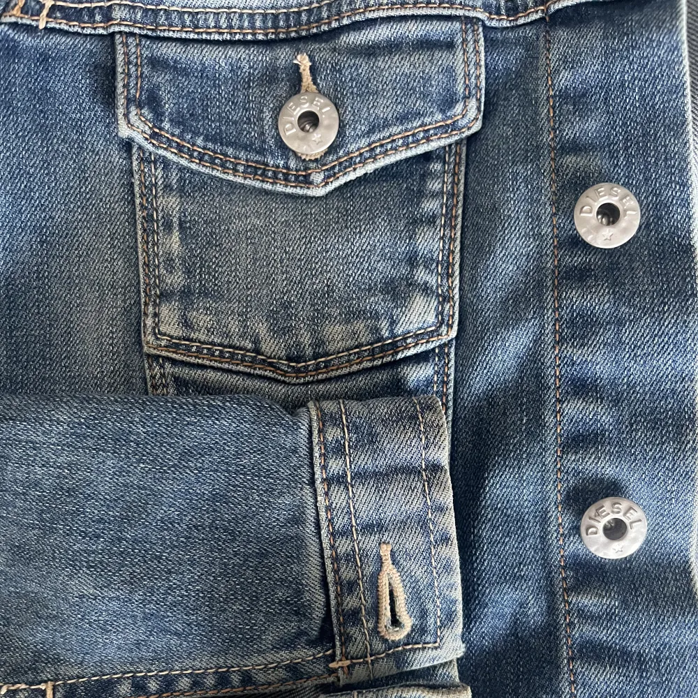 Säljer min fina jeans jacka från Diesel! Den har tyvärr blivit för liten. Skit snygg och perfekt nu till våren/ sommaren! Storlek XS. Jackor.