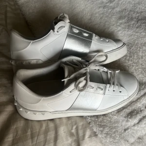 Valentino sneakers - Säljer mina valentino sneakers som knappt är använda! Köpta på miinto för 5700kr, kartong medföljs och har kvitto!! Högsta bud ligger på 2900kr!