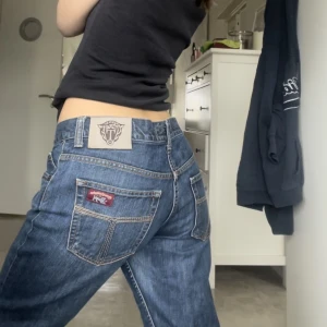 Vintage tiger of sweden jeans - Säljer dessa supersnygga raka, lågmidjade och vintage tiger of sweden jeansen🤩💗de är på tok för långa för mig som är ca 158, därav säljer jag dem🫶innerbenslängden är ca 80cm☺️