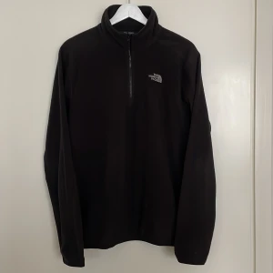 The North Face fleecetröja  - Tunn fleecetröa. Regular fit, storlek m. Sparsamt använd, utmärkt skick.