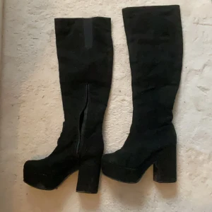 Högklackade skor  -  Skorna är i bra kvalitet och har inte använts så ofta. Skorna är köpta secondhand men kommer originellt ifrån H&M