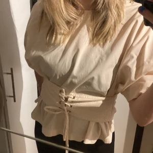 Beige tröja med korsett - Man kan knyta både fram och bak 