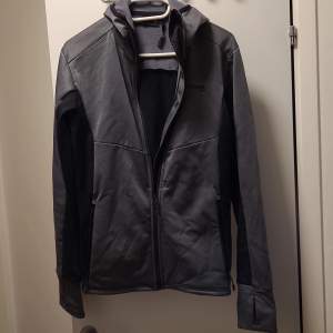 Size S in lightly used and in good condition gray jacket. Feel free to contact us in Swedish or English. 