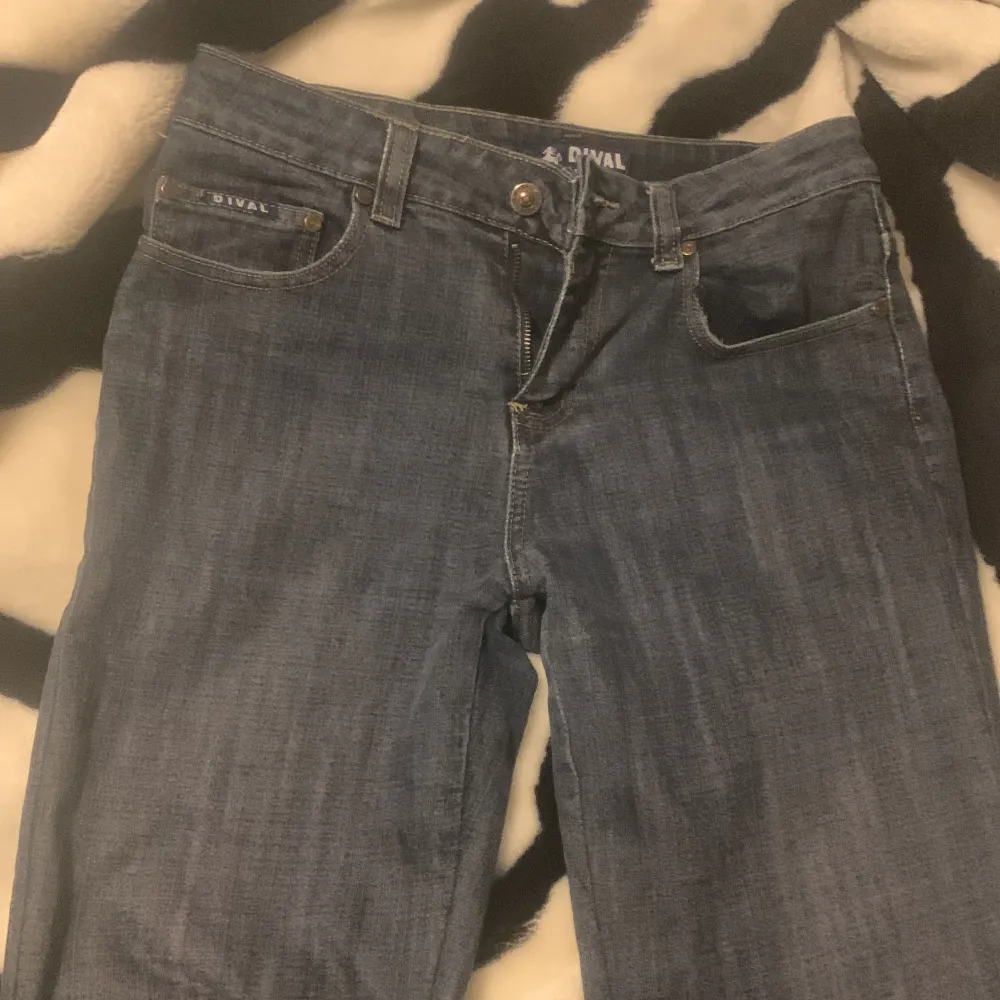 Säljer dessa Victoria Beckham byxor bga används inte, verkligen i bra skick och används typ 1-3 ggr. Storleken skulle jag säga är M/S:) 🎀💓. Jeans & Byxor.