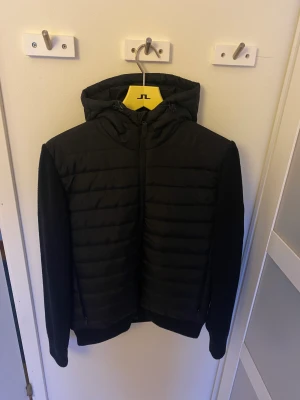 J.Lindeberg hybrid jacka  - J.Lindeberg hybrid jacka väldigt sparsamt använd. Inköpt på johnells nypris 2600kr. 