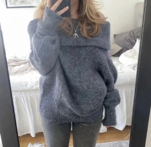 Off shoulder tröja - Säljer denna mörkblåa off shoulder tröjan. Endast använd 2 ggr och är alltså i nyskick. (OBS inte min bild)