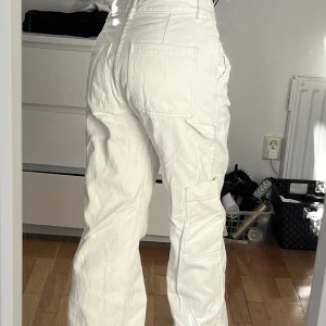 Cargojeans - Vita cargobyxor från Hm som blivit skrynkliga (men går att stryka självklart). De passar personer som är runt 170 cm💗 Storlek 38