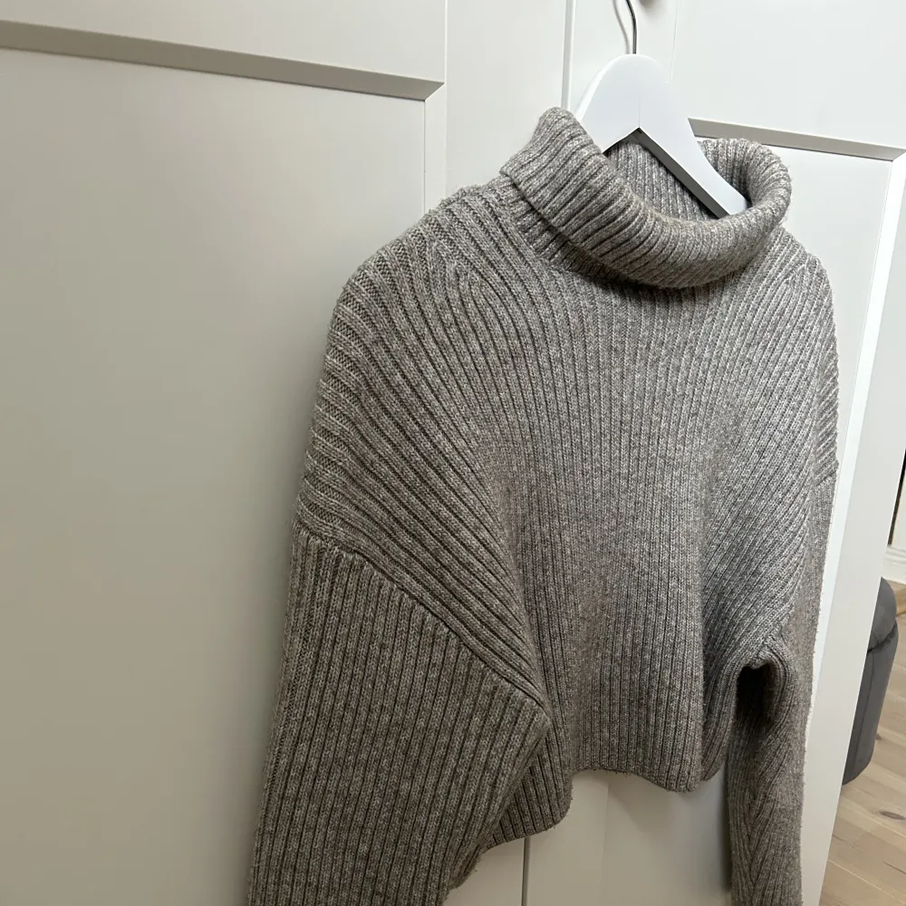 Grå stickad tröja med kort polo i storlek M💕 säljer för 50kr plus frakt!. Stickat.