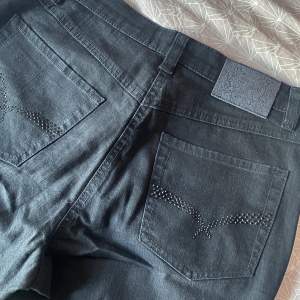 Skitsnygga svarta midwaist jeans!! Med fina detaljer på fickorna ❤️