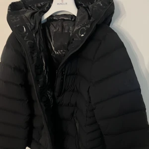 Moncler Jacka - ”Herbe” - Moncler Jacka. Herbe- Storlek 5 (XL) - Använd 2 ggr - Nyskick. Köpt för 13000 Vid snabbaffär 4000 