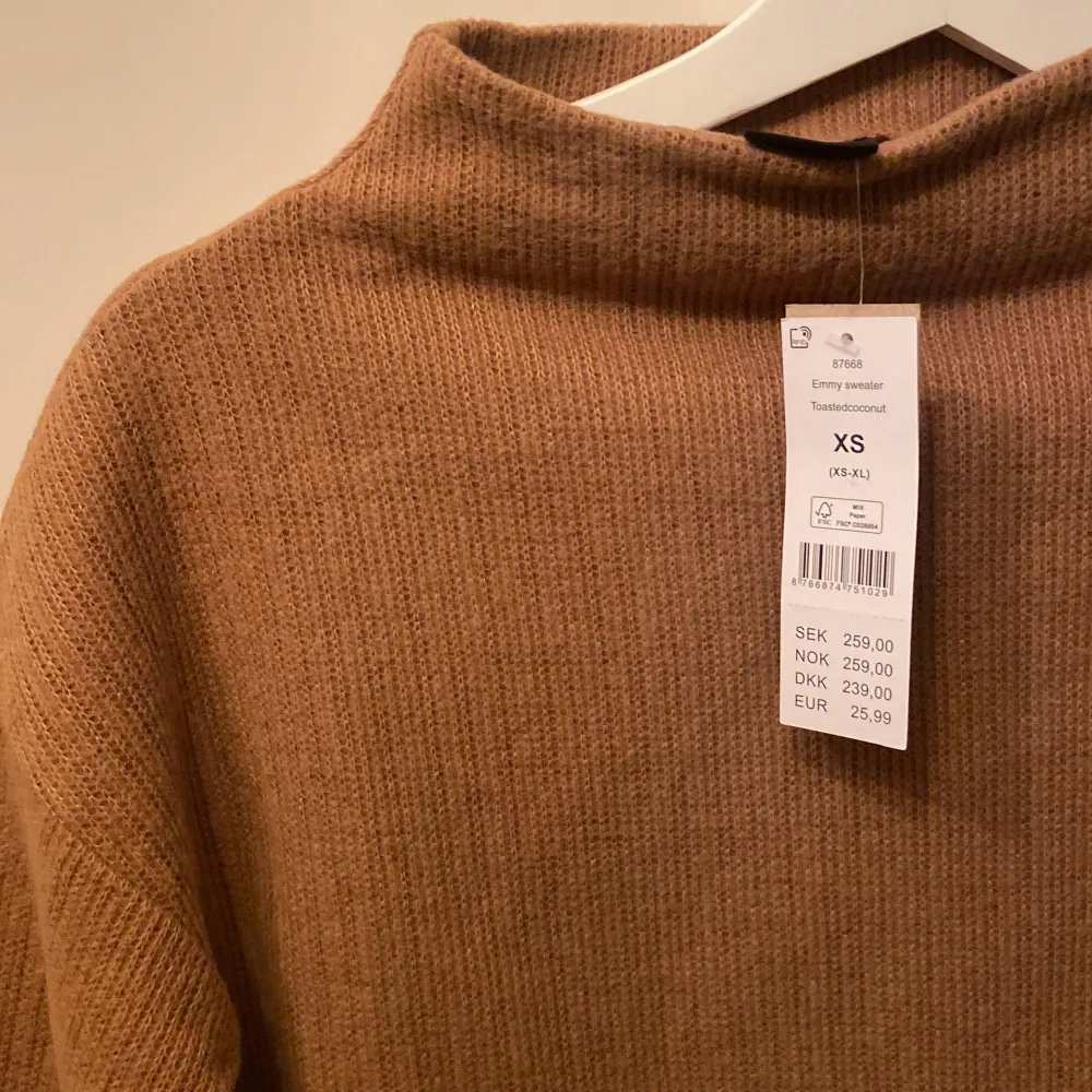 Brun/mörkbeige halvpolo från Gina Tricot, helt oanvänd med prislapp kvar. Modellen på tröjan heter Emmy sweater. Stickat.