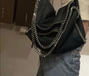 Stella maccartney  - Jag säljer min fina stella McCartney väska nu❤️ Har inget äktehersbevis dustbag kan komma med om man vill❤️Säljer pga att jag inte använder stora väskor längre🥰