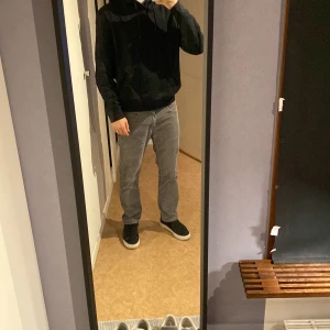 Grå Levis jeans  - Grå vintage Levis jeans 32/32 Riktgt snygga  Inga fläckar eller hål, bara att skriva om ni har några frågor😉