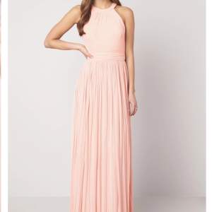 Superfin rosa klänning helt oanvänd med prislapp kvar. Nypris 1200kr, köp direkt för 650 + frakt. Bilderna är lånade💗