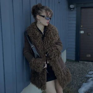 Vintage fur leather coat - Supersnygg och unik äkta läder vintage jacka, pälsen är fejk. Tre knäppen i fram. Omärkbar lite ljusare fläck i bak (se bild). Liten omärkbar fläck på höger ärm, skriv för bild. Passar S-L🤍🤍