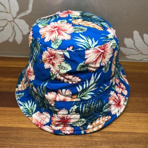 bucket hat! - Riktigt cool bucket hat! Har ingen lapp och vet tyvärr inte var den är ifrån. Finns en liten reva i innertyget men annars helt perfekt skick :)