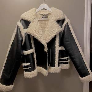 Säljer denna näst intill oanvända jacka i storlek 36 från Gina tricot 🤍🤎