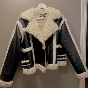 Teddy-jacka - Säljer denna näst intill oanvända jacka i storlek 36 från Gina tricot 🤍🤎