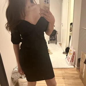 Festklänning  - Festklänning använd 1 gång 