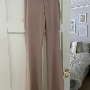 Säljer ett par suit pants från Sanne Alexandra i storlek xs. Endast använda vid ett kortare tillfälle så i väldigt bra skick.