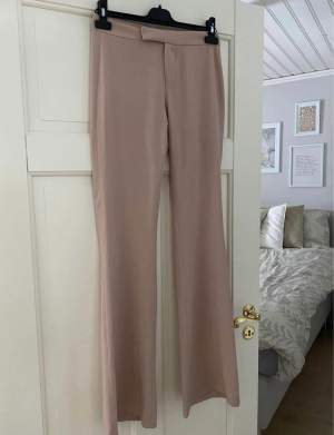Säljer ett par suit pants från Sanne Alexandra i storlek xs. Endast använda vid ett kortare tillfälle så i väldigt bra skick.