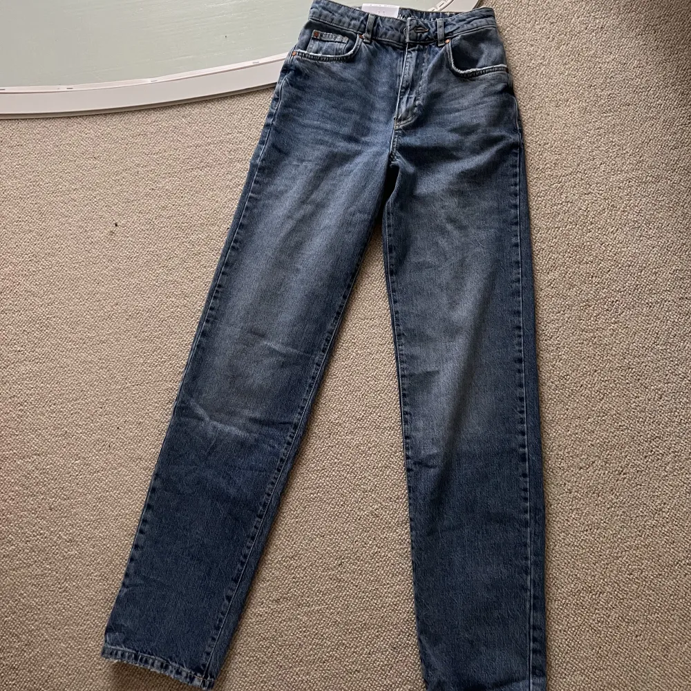 Säljer dessa super snygga jeans från BikBok, storlek w24L32. Råkade beställa hem fel storlek och hann inte skicka tbx dem😕 Aldrig använda, alla prislappar är kvar. Byxorna är straight legged. Jeans & Byxor.