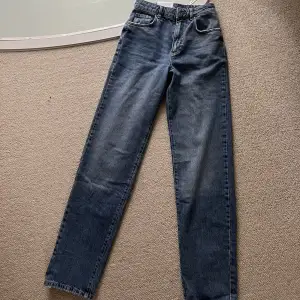 Säljer dessa super snygga jeans från BikBok, storlek w24L32. Råkade beställa hem fel storlek och hann inte skicka tbx dem😕 Aldrig använda, alla prislappar är kvar. Byxorna är straight legged