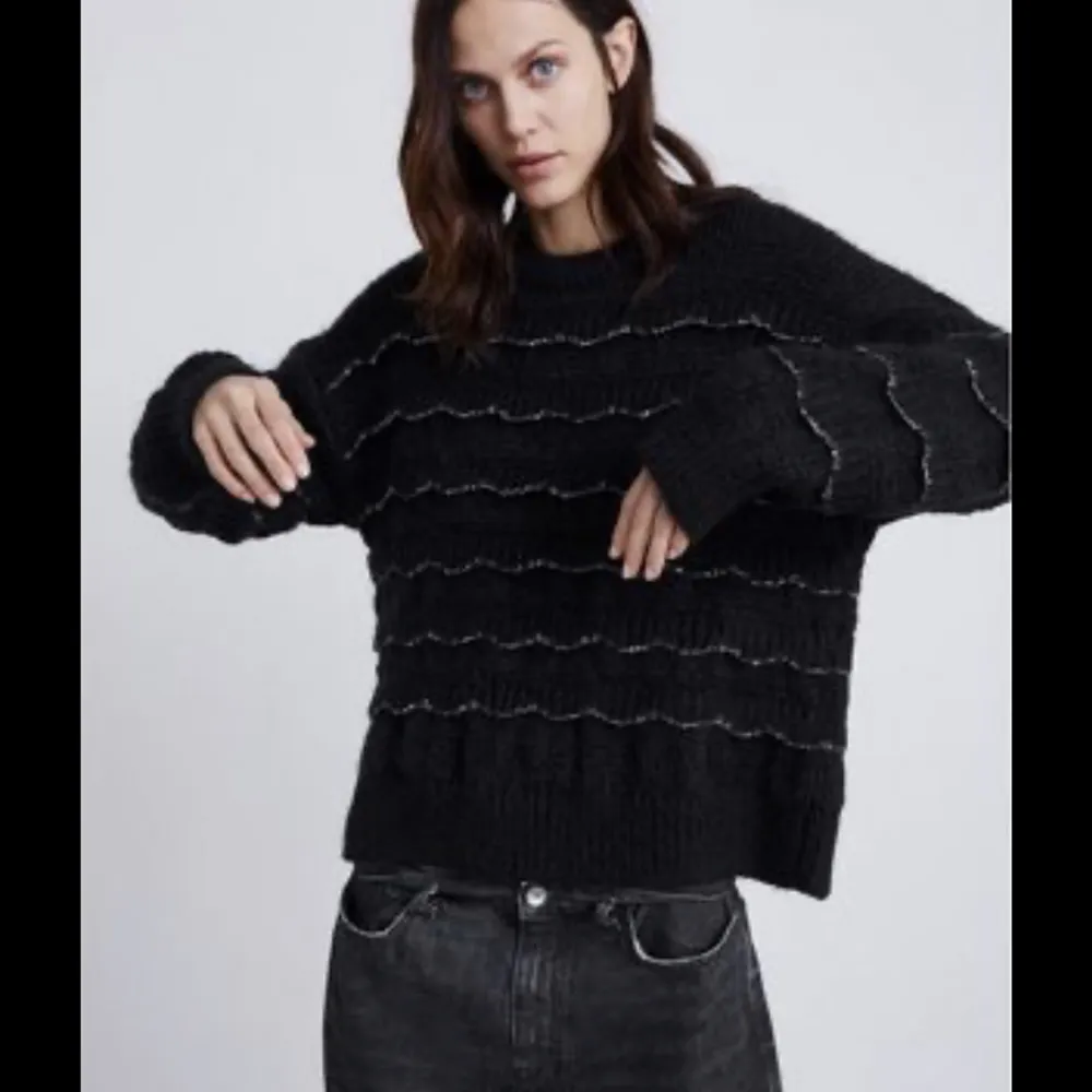 Söker denna super söta tröja ifrån Zara, hellst i strl S eller Xs💕kan tänka mig att betala lite vad som kom med förslag☺️. Stickat.