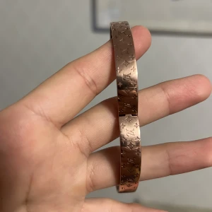 Louis Vuitton Nanogram Bracelet Medium - Armband i storlek medium. Bara armbandet medföljer vid köp. Färgen är rose guld. Nypris är 6250kr