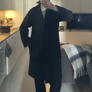 Svart kappa - Säljer denna kappa då jag har en likadan fast större och därför knappt använd✨  Kan gå ner i pris vid snabb affär!