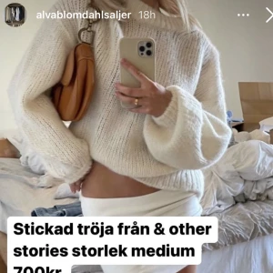 Vit stickad tröja - Vit stickad tröja från Other stories i storlek s. Använd fåtal gånger och har inga defekter på användning. Ny pris 890kr 