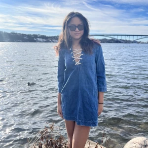 Tunn Jeans Klänning  - Casual sommarklänning i gott skick!  Modellen på bilden är ca 170cm