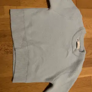 Blå stickad zara tröja. Knappt använt i storlek s. 175kr inkl frakt