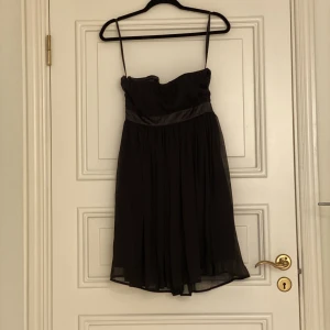 Svart klänning  - Svart kort klänning.