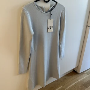 Blå klänning från zara - Helt ny. Storlek xs