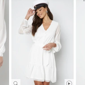 Studentklänning  - Säljer min studentklänning. Fin och sparsamt använd då den endast användes på studentdagen.  Storlek 54.  Nypris 699. Köparen står för frakten. 