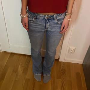 Säljer dessa fina jeans som är sparsamt använda och inga effekter💕Jeansen är från Gina tricot Young och är i stl 158 men är långa som passar mig som är runt 161💕 