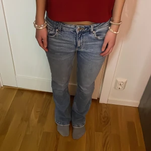 Lågmidjade Jeans - Säljer dessa fina jeans som är sparsamt använda och inga effekter💕Jeansen är från Gina tricot Young och är i stl 158 men är långa som passar mig som är runt 161💕 