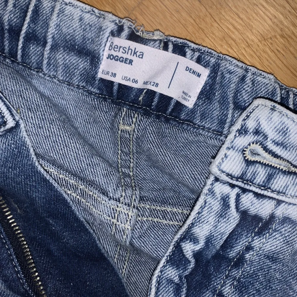Jag vill sälja de här fina byxorna i storlek 38 eftersom jag har aldrig använt de. De är helt nya och är i bra skick. De är högmidjade.💙✨Köparen står för frakt.✨. Jeans & Byxor.