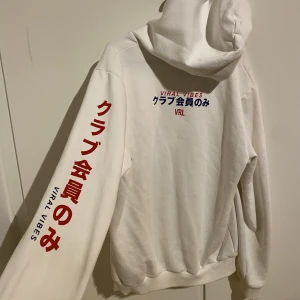 Hoodie med tryck - Hoodie i skick 8/10