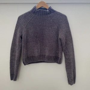 Stickad tröja  - Fin stickad tröja. Materialet är jättemjuk och härligt. 